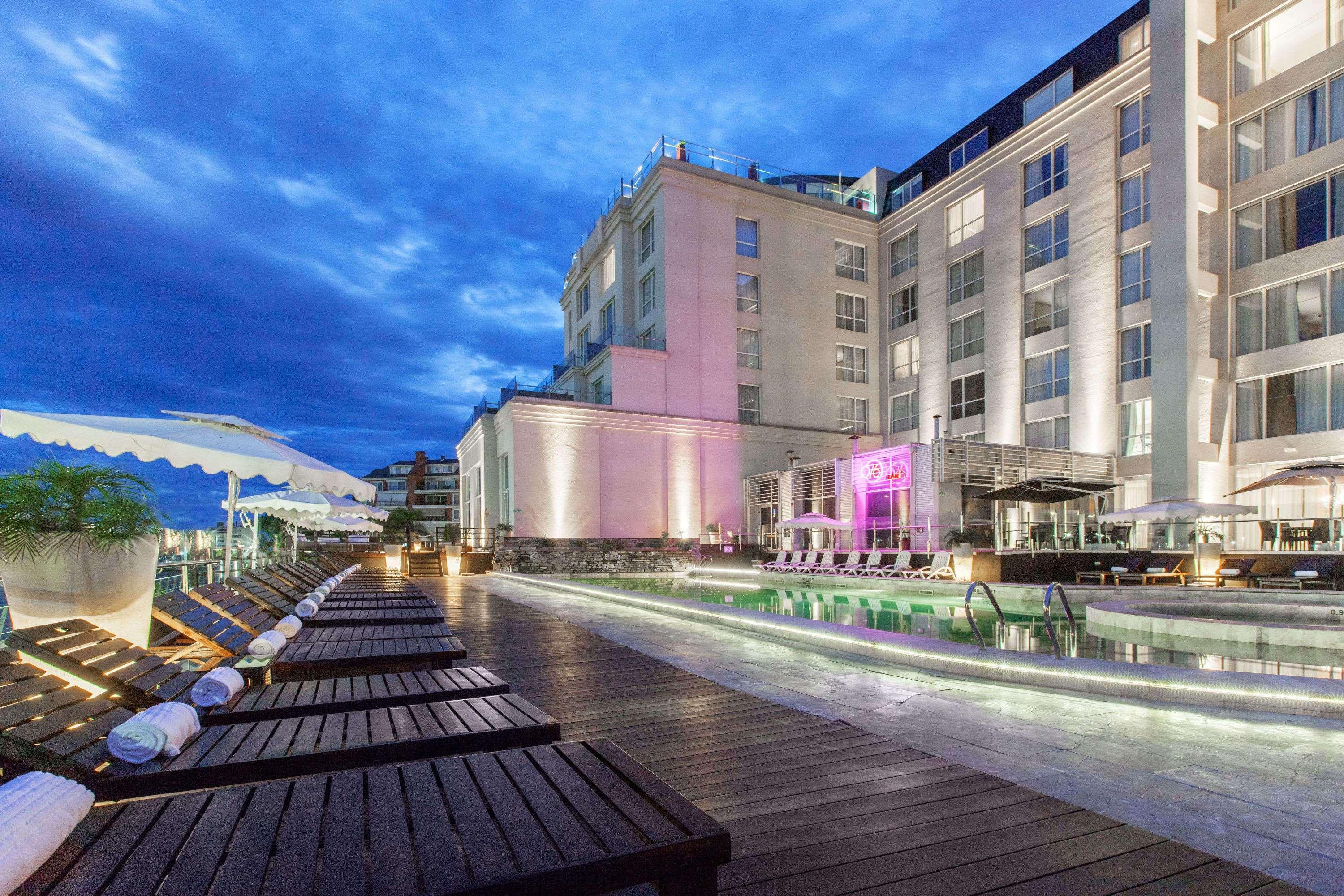 ホテル ウィンダム ノルデルタ ティグレ ブエノス アイレス エクステリア 写真 The hotel's rooftop pool