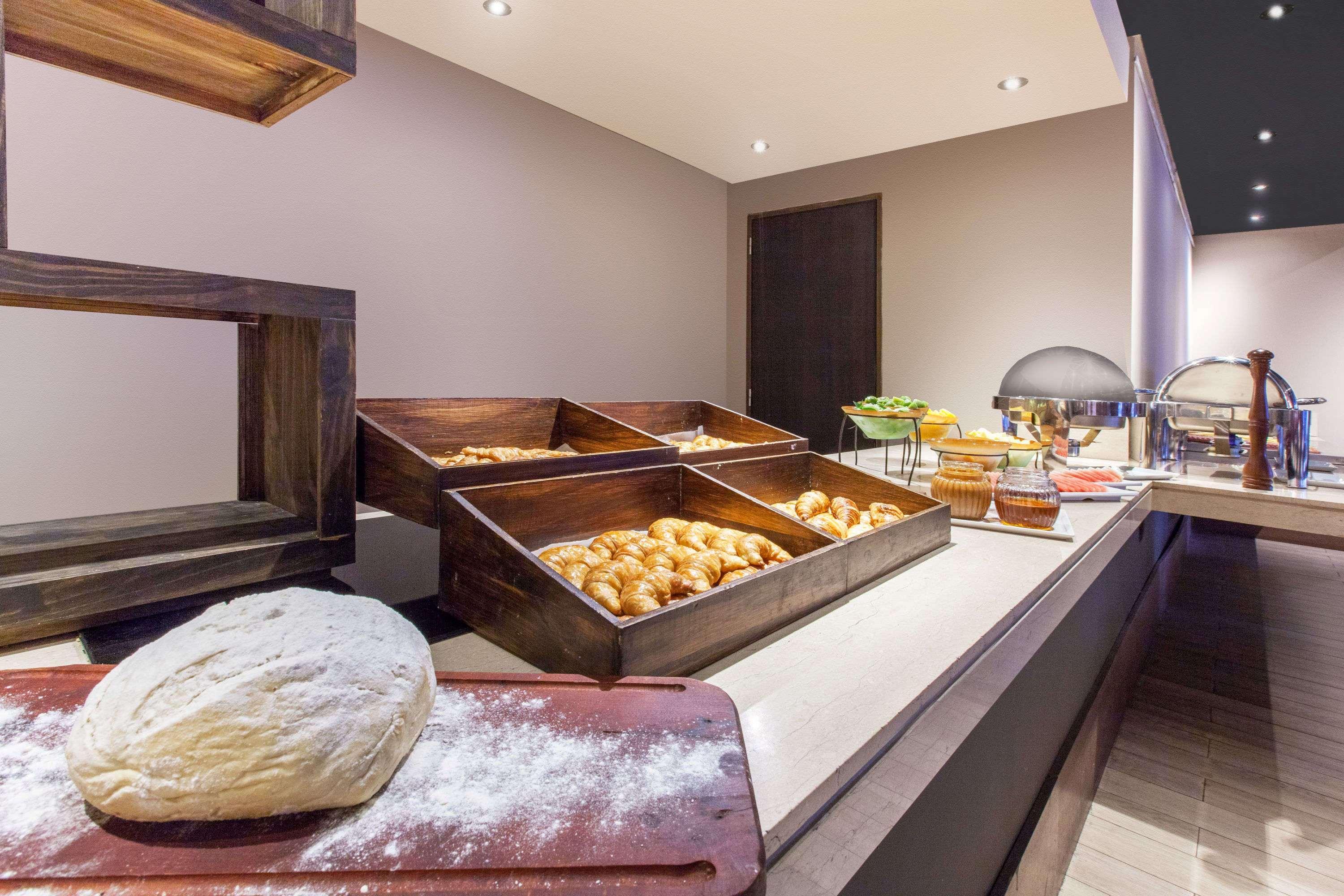 ホテル ウィンダム ノルデルタ ティグレ ブエノス アイレス エクステリア 写真 A buffet at a hotel