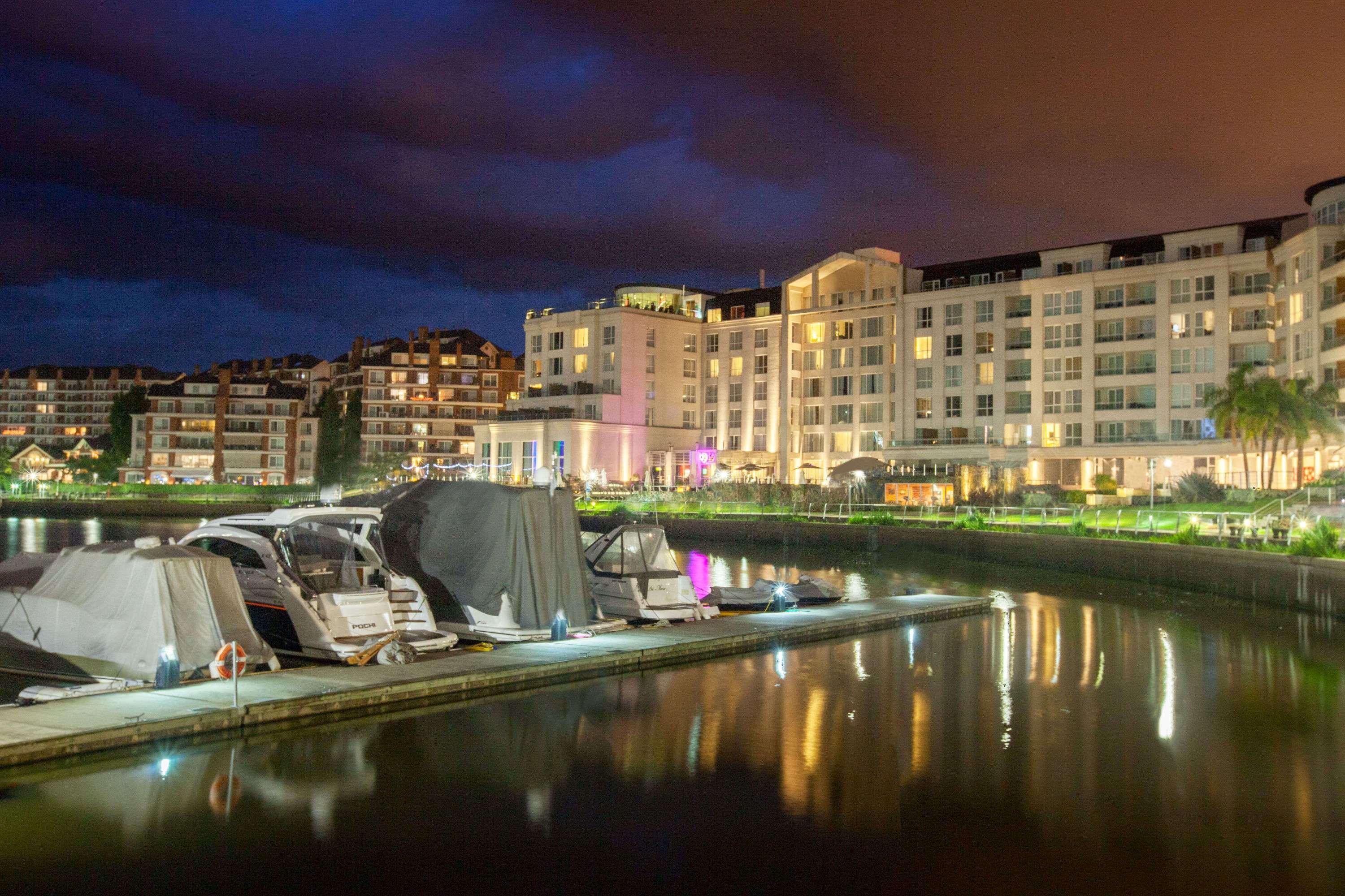 ホテル ウィンダム ノルデルタ ティグレ ブエノス アイレス エクステリア 写真 Marina at night