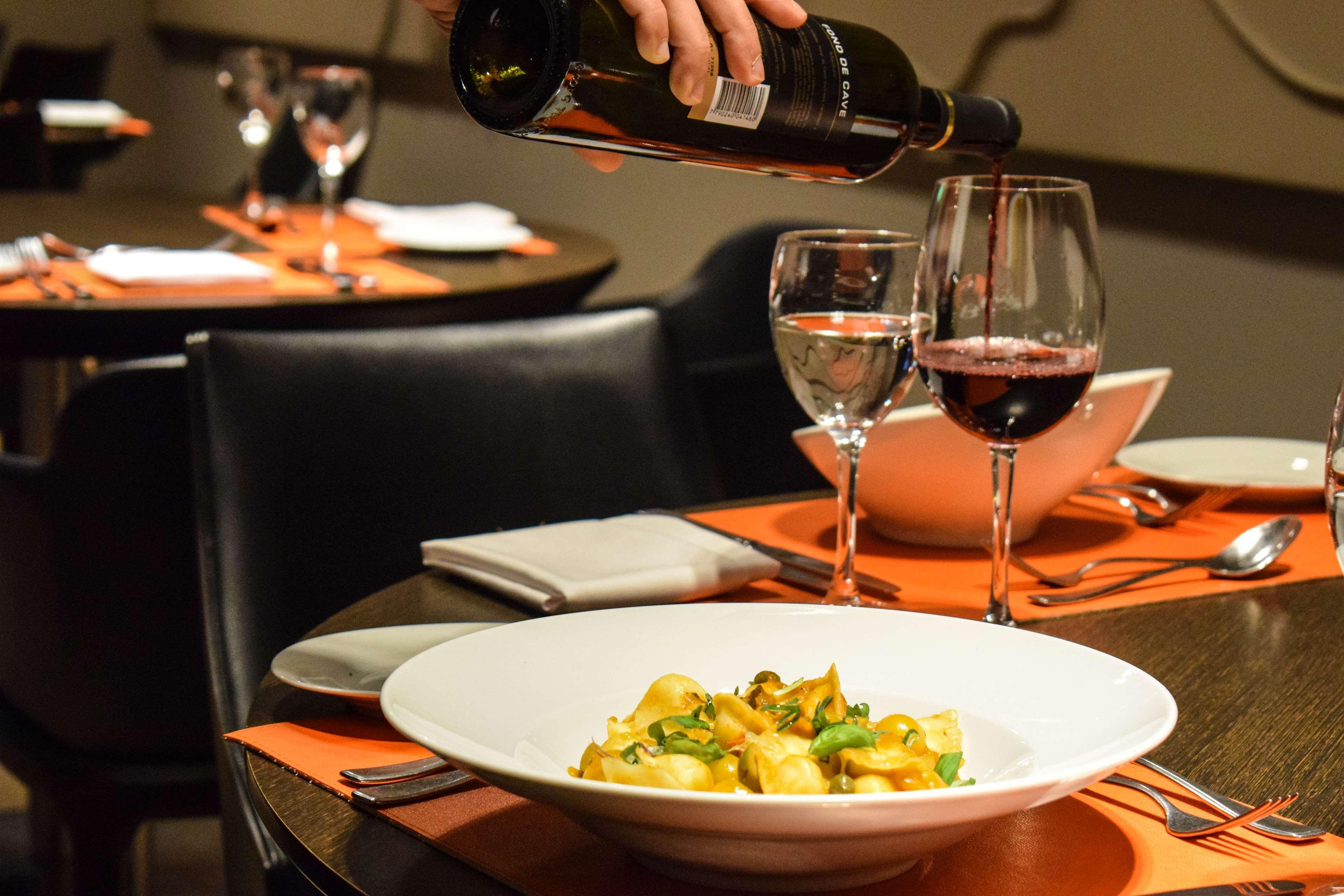 ホテル ウィンダム ノルデルタ ティグレ ブエノス アイレス エクステリア 写真 A wine being poured