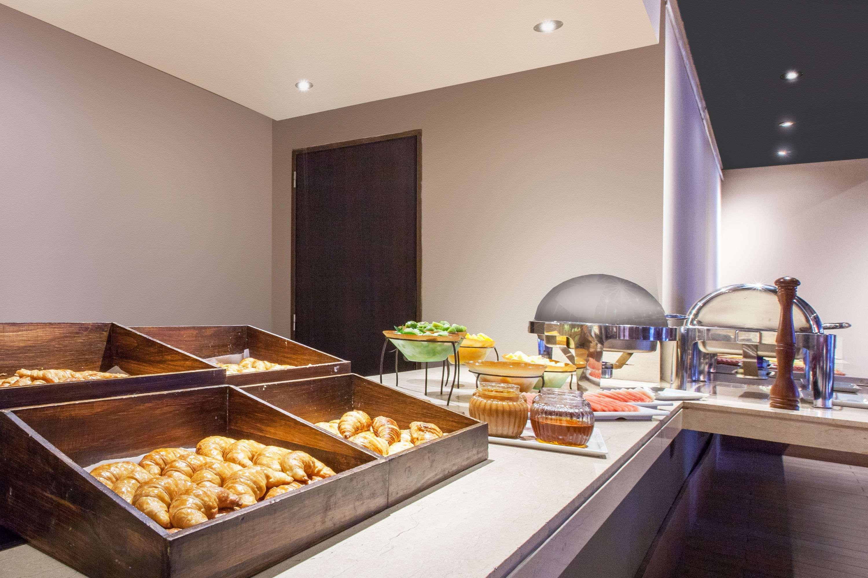 ホテル ウィンダム ノルデルタ ティグレ ブエノス アイレス エクステリア 写真 A buffet at a hotel