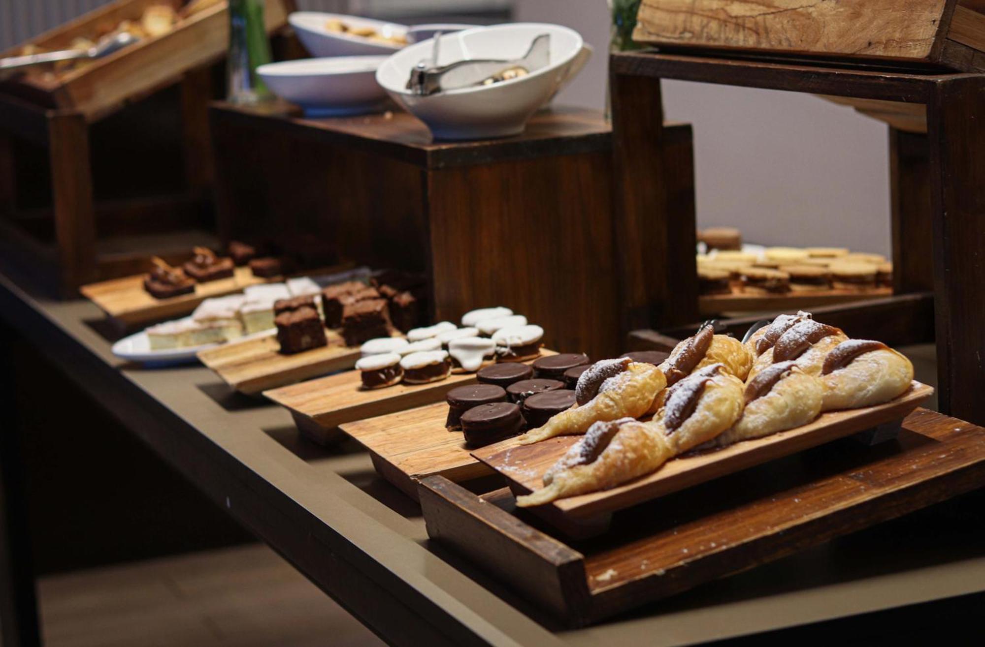 ホテル ウィンダム ノルデルタ ティグレ ブエノス アイレス エクステリア 写真 A selection of desserts