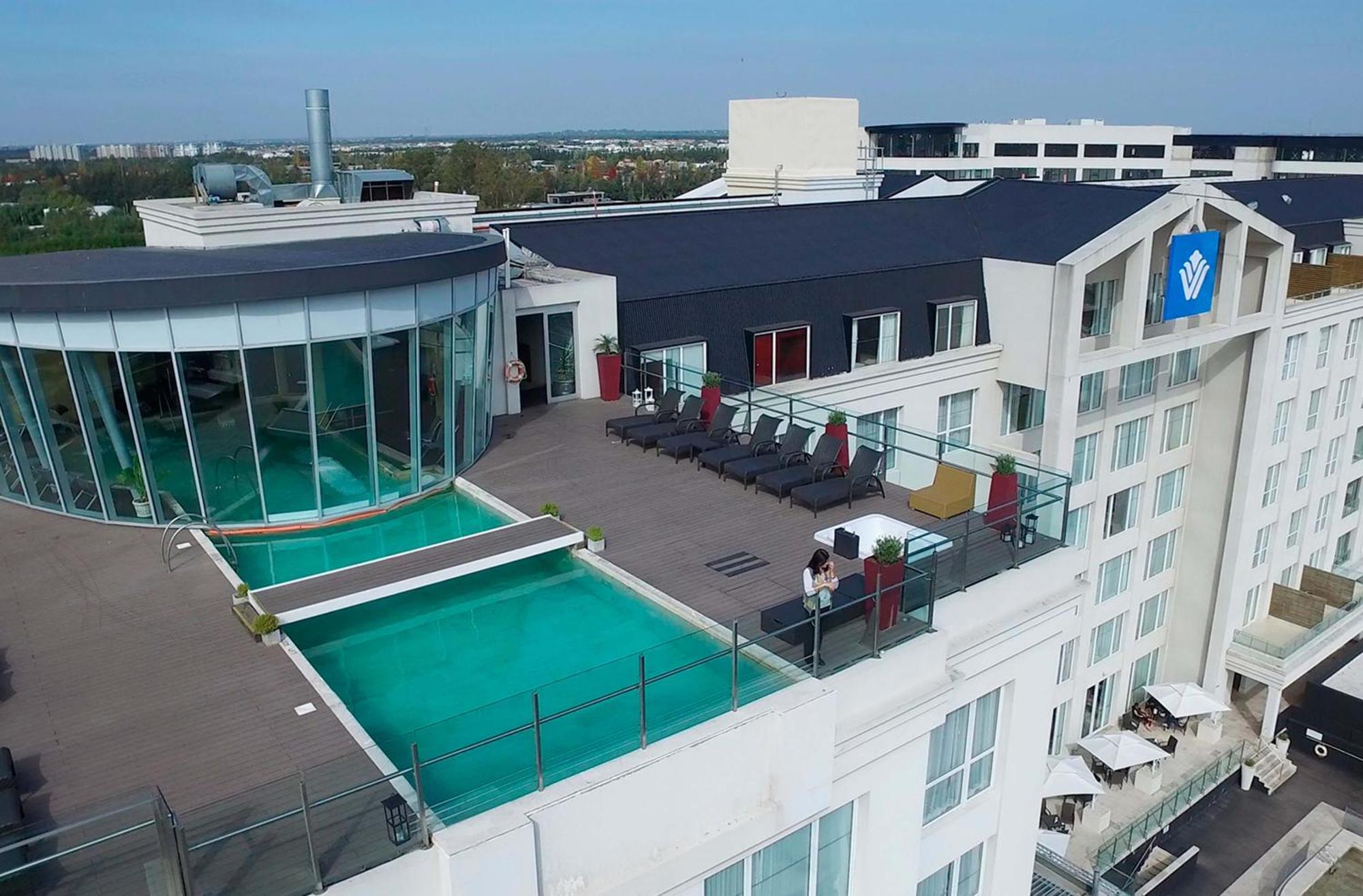 ホテル ウィンダム ノルデルタ ティグレ ブエノス アイレス エクステリア 写真 The rooftop pool at the Hilton Prague