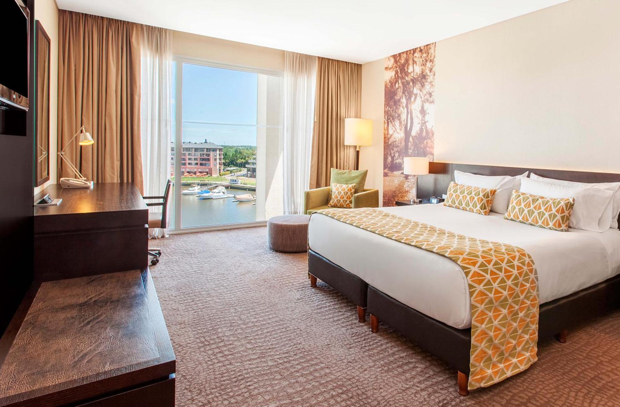 ホテル ウィンダム ノルデルタ ティグレ ブエノス アイレス エクステリア 写真 A guest room at the Hilton Garden Inn