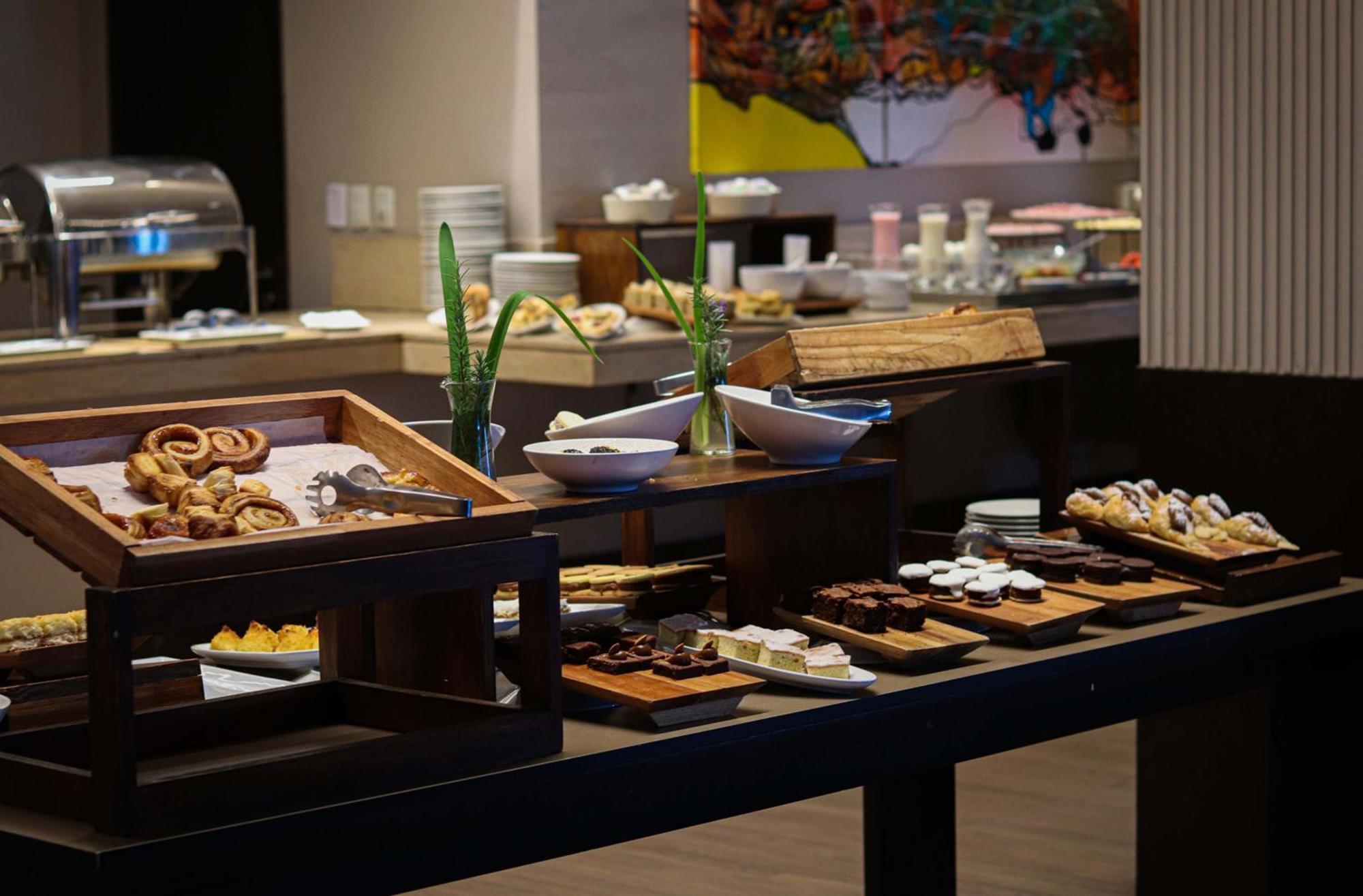 ホテル ウィンダム ノルデルタ ティグレ ブエノス アイレス エクステリア 写真 A dessert buffet