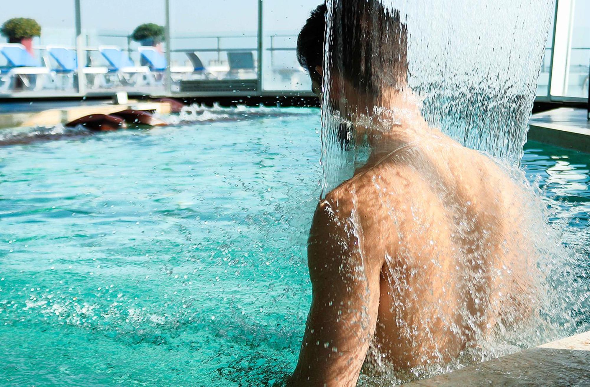 ホテル ウィンダム ノルデルタ ティグレ ブエノス アイレス エクステリア 写真 A man in a swimming pool