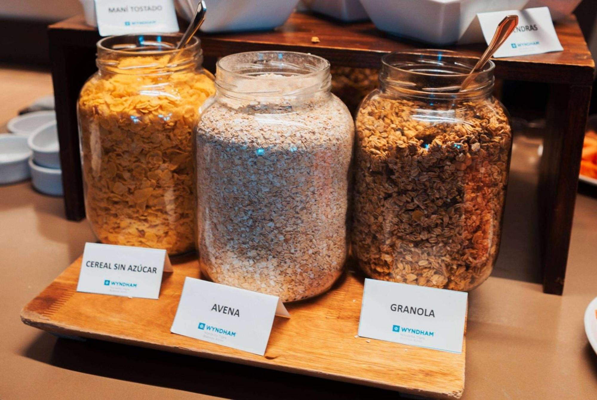 ホテル ウィンダム ノルデルタ ティグレ ブエノス アイレス エクステリア 写真 Granola, oatmeal and cornflakes